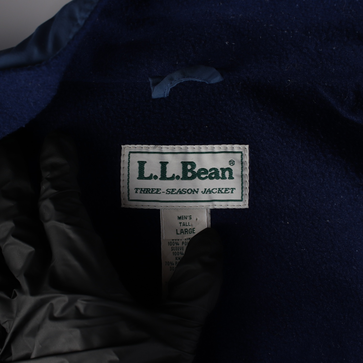 크기와 영문이 보이는 L.L.Bean 재킷 라벨