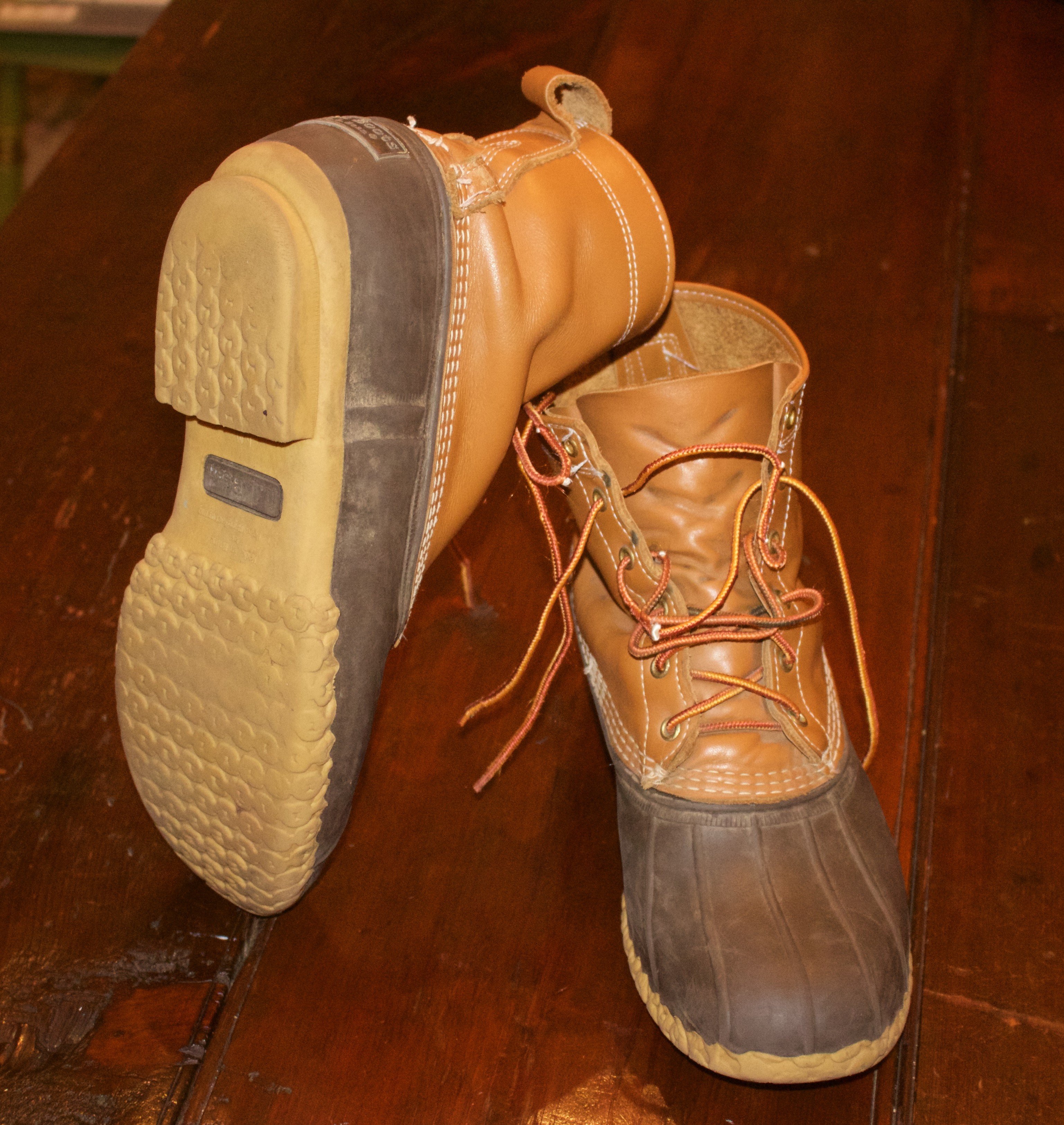 가죽 갑피와 고무 하부의 접합 봉제, 고무 밑창이 보이는 L.L.Bean 부츠 한 켤레